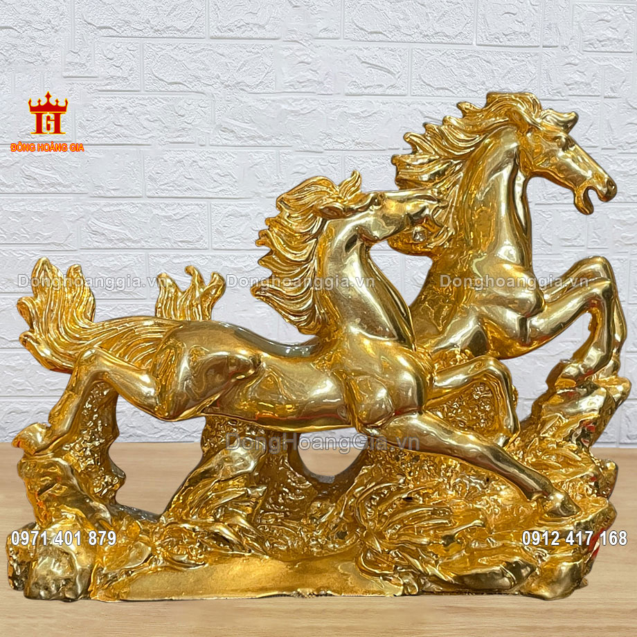 Pho tượng song mã mã vàng được đúc hoàn toàn thủ công tinh xảo